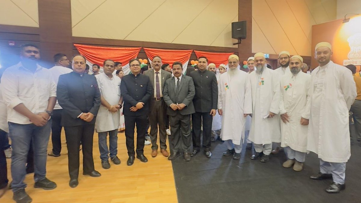 With hearts full of pride, the <a href="/Dawoodi_Bohras/">The Dawoodi Bohras</a> of #Bahrain joined their Indian brothers and sisters at the <a href="/IndiaInBahrain/">India in Bahrain</a> Embassy to celebrate India’s 79th #IndependenceDay.
H.E. Vinod K. Jacob, Indian Ambassador to Bahrain, unfurled the Tricolour, as the community stood