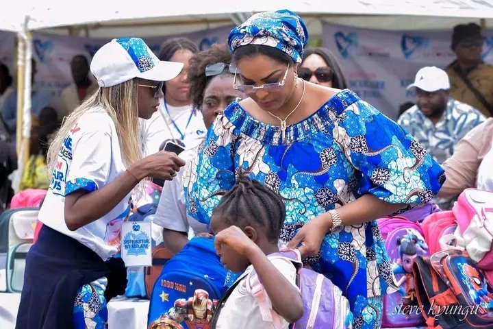 Prince Omba (@ombakasongo) on Twitter photo #Sekebanza, la Fondation La Colombe, conduite par Madame <a href="/HamidaKamerhe/">HAMIDA CHATUR KAMERHE</a> , a procédé à la distribution de 7.000 kits scolaires
Cette initiative s’inscrit dans la mission de la Fondation : soutenir la jeunesse, valoriser l’éducation et offrir à chaque enfant une chance de réussir #Sekebanza, la Fondation La Colombe, conduite par Madame <a href="/HamidaKamerhe/">HAMIDA CHATUR KAMERHE</a> , a procédé à la distribution de 7.000 kits scolaires
Cette initiative s’inscrit dans la mission de la Fondation : soutenir la jeunesse, valoriser l’éducation et offrir à chaque enfant une chance de réussir