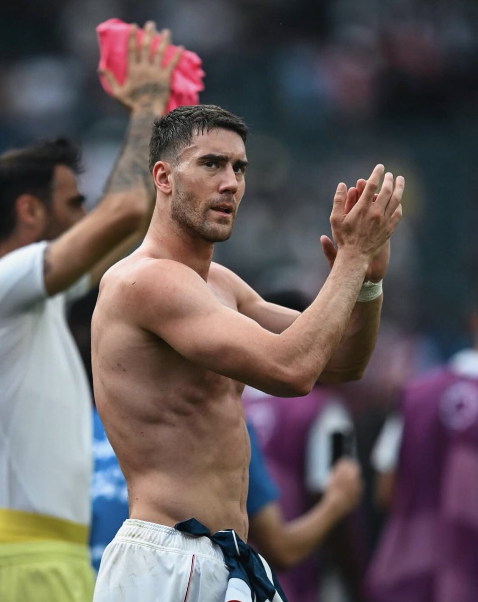 Un procuratore degno di questo ruolo - e realmente interessato al futuro del proprio assistito - chiama Manna e firma col Napoli nel giro di 48 ore dimezzandosi lo stipendio. 

La strada è necessariamente tracciata. Occasione più unica che rara per club e calciatore. 🇷🇸