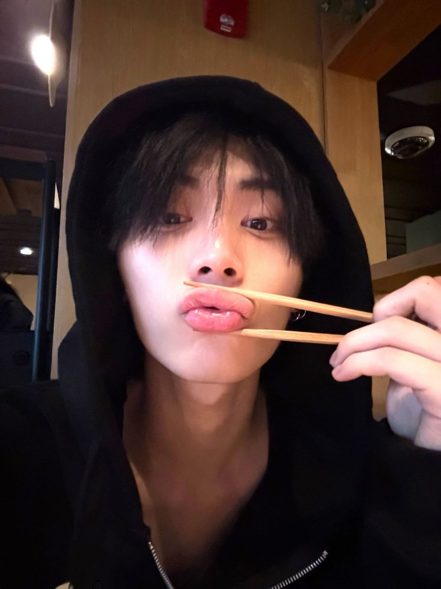 다들 오랜만이예요
한동안 자주 안 들어왔더니 저번보다
약 40명한테 더 썰렸는데 아직 저 
안 써시고 기다려주신 원도어분들 너무 감사드립니다 개학해서 이제 더 안 들어올수도 있고
9월 달 이후로 아예 접속이 어려울수도 있어요
그래도 다음주까지 접속해볼랴고 노력 해보겠습니다 항상 감사합니다