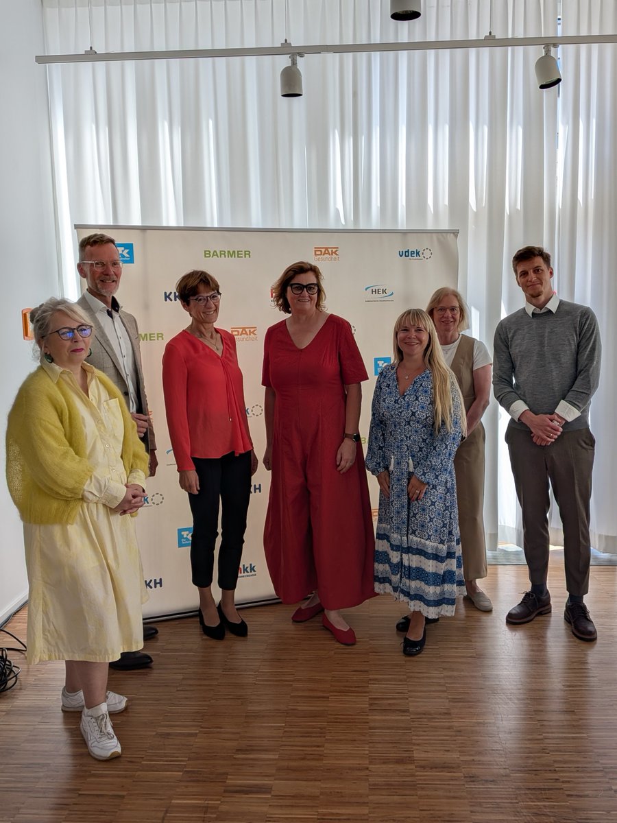 Vielen Dank an Gesundheitssenatorin Dr. Ina Czyborra für den offenen und konstruktiven Austausch in unserem Landesausschuss. Themen waren u. a. Krankenhausreform, ePA-Einführung, Pflegefinanzierung und die Stärkung der Gesundheitskompetenz. #Gesundheit #Berlin