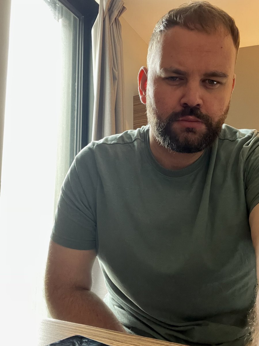 In London for another night which was very unexpected! If you want to look into my eyes in person whilst I’m using you then get in my DMs 😈