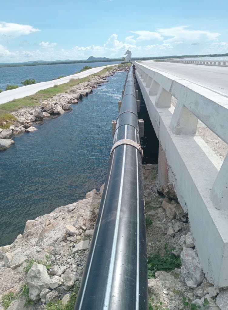Supresión de salideros en conductora a Cayo Santa María en tramo entre Peaje y puente No2 y en ambas cabezas del puente No 3. Trabajo realizado por la brigada de conductora y redes de la UEB de Mantenimiento. Empresa de Acueducto y Alcantarillado Cayo Santa María.