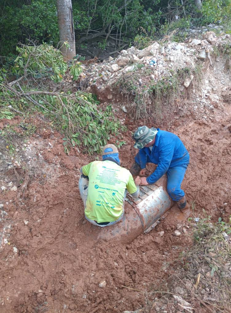 EAACSantaMaria's tweet photo. Supresión de salideros en conductora a Cayo Santa María en tramo entre Peaje y puente No2 y en ambas cabezas del puente No 3. Trabajo realizado por la brigada de conductora y redes de la UEB de Mantenimiento. Empresa de Acueducto y Alcantarillado Cayo Santa María. https://t.co/73DnsLXvvM