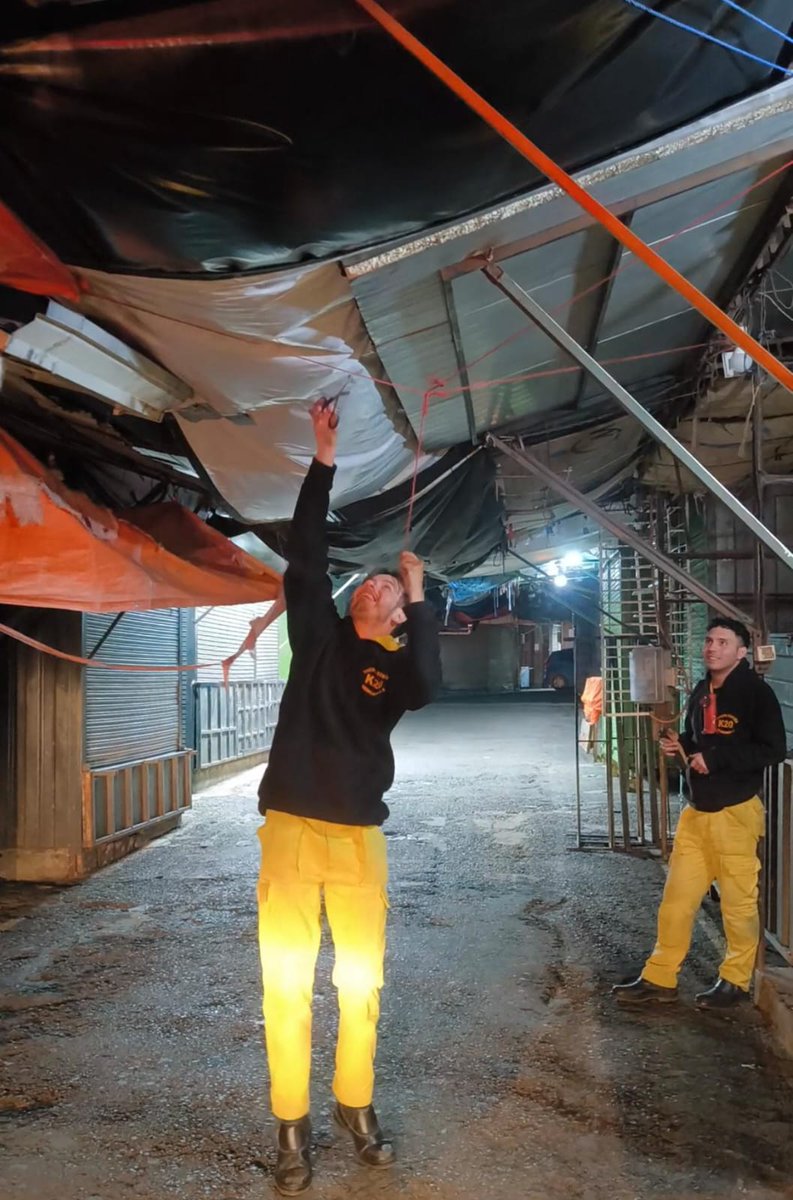 MercadosZonales's tweet photo. El viernes pasado, en horas de la noche y sábado de madrugada, la Vigésima Cia de Bomberos del Mercado 4, conjuntamente con el personal operativo, realizamos labores importantes como el control de accesos, verificación de puntos de abastecimiento y analisis de zonas críticas ... https://t.co/SpO9y0ENOO