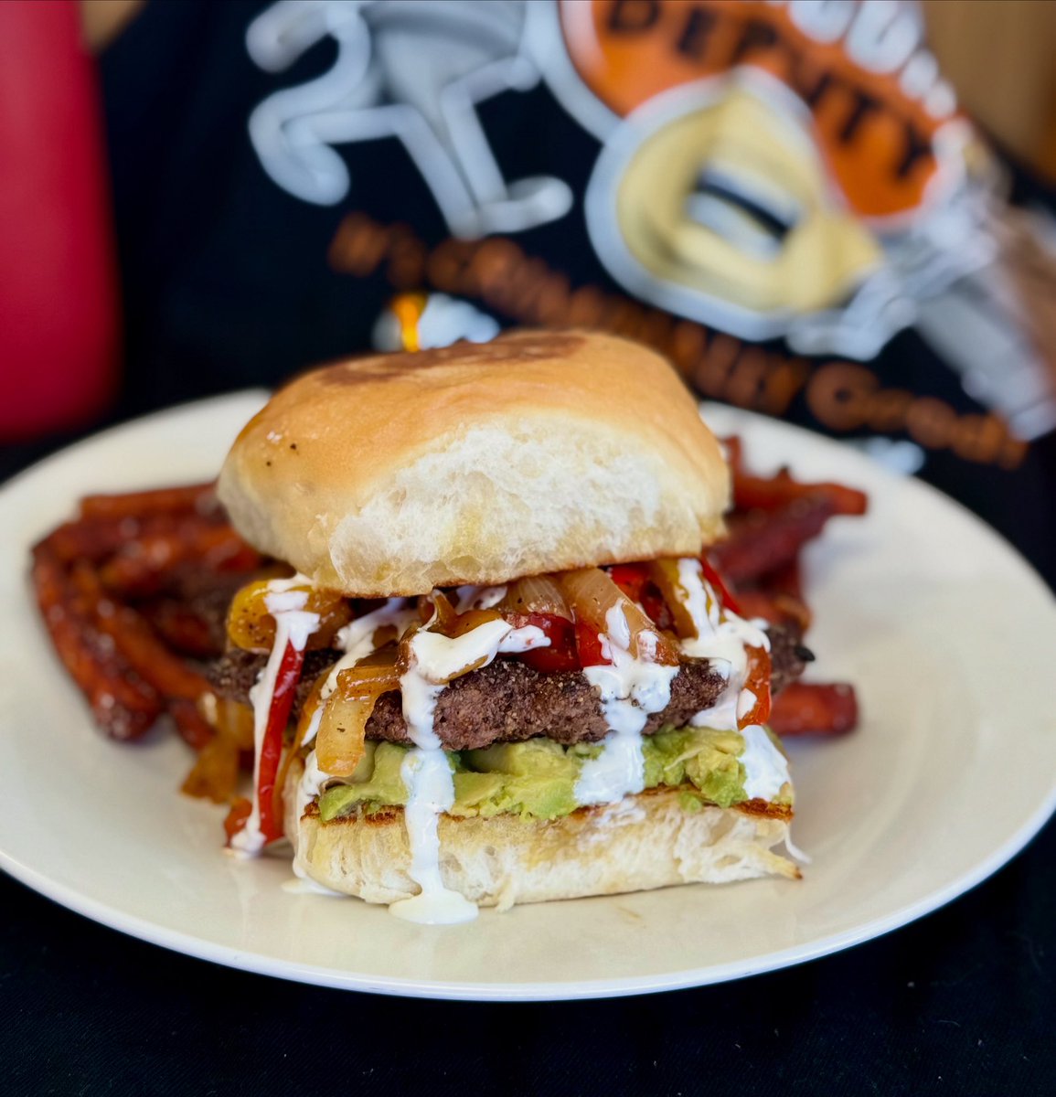 🚨Chef Special🚨
🔸Angus Beef Fajita Burger
Juicy 💯 Angus Beef Patty -Fajita Seasoned on our grill
Grilled Fresh Red &amp; Yellow Bell Pepper
Savory Grilled White Onions
Creamy Avocado Mash
House-made Sour Cream Aioli 
All on our FAMOUS buttery toasted bun #chefspecial #burgersofokc