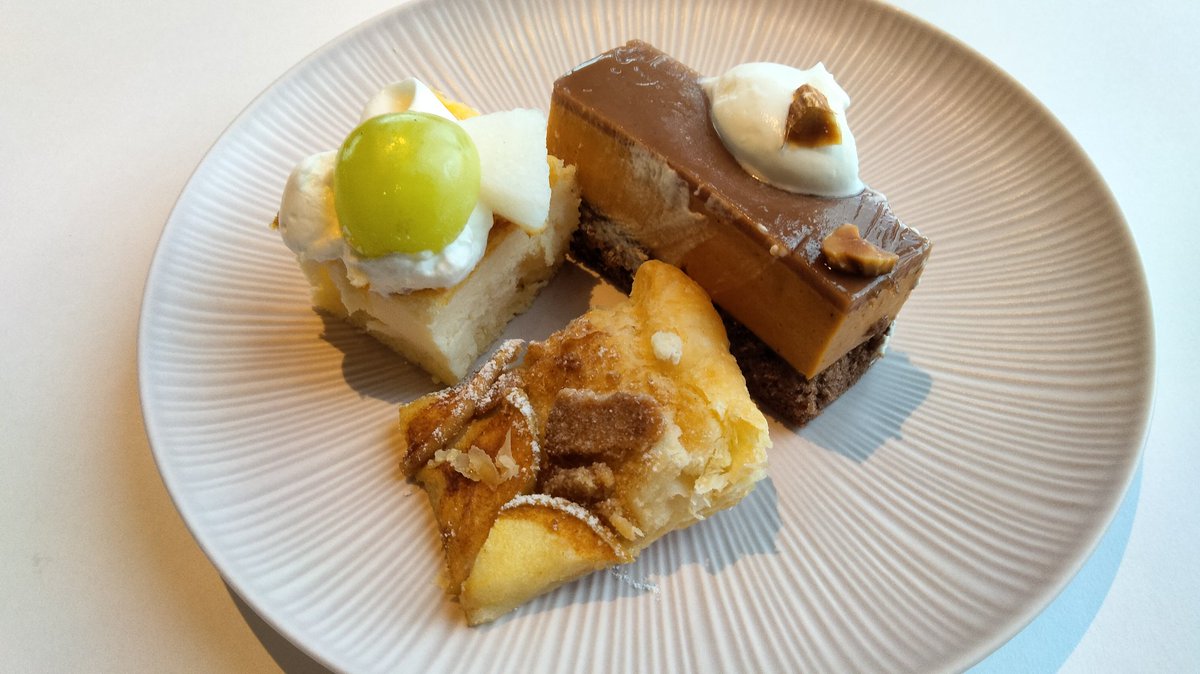 itone_g's tweet photo. 別腹(デザート)コーナー
杏仁豆腐
トマトジュースのジュレ
プリン
チーズケーキ
キャラメルサレ
アップルパイ
フルーツ達
#Splish https://t.co/9UVnY9g90g