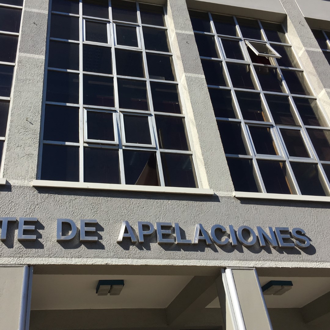 Corte de Apelaciones de Puerto Montt acogió recurso de amparo presentado por defensor Matías Gallardo y dejó sin efecto revocación de pena sustitutiva porque la audiencia se realizó sin oír al condenado. Ordenó nueva audiencia, asegurando derecho a defensa y debido proceso.