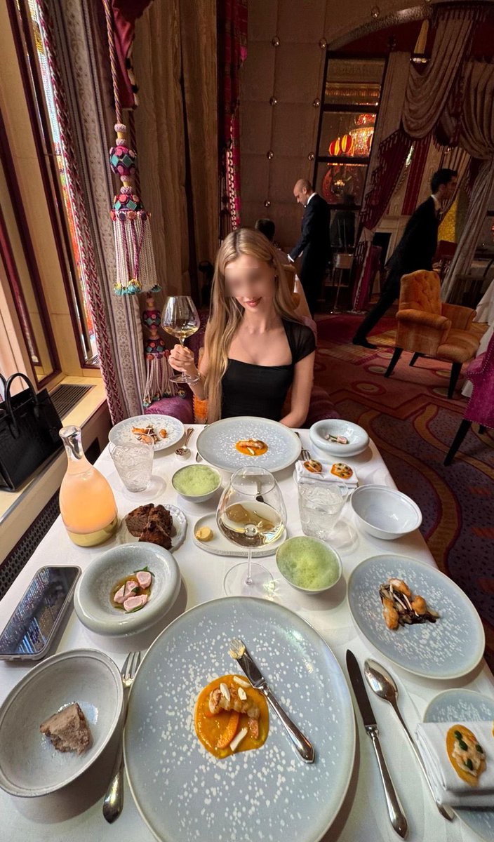 Escorealvanilla's tweet photo. Natalie ist in ihrem Element 🥰 Sie liebt die #hautecuisine und isst dabei wirklich alles 🤭 #Austern #Foiegras #Escargots #Froschschenkel #RockyMountainOysters #Kaviar #Tripes #Têtedeveau #Boudinnoir https://t.co/pwW90SHs62