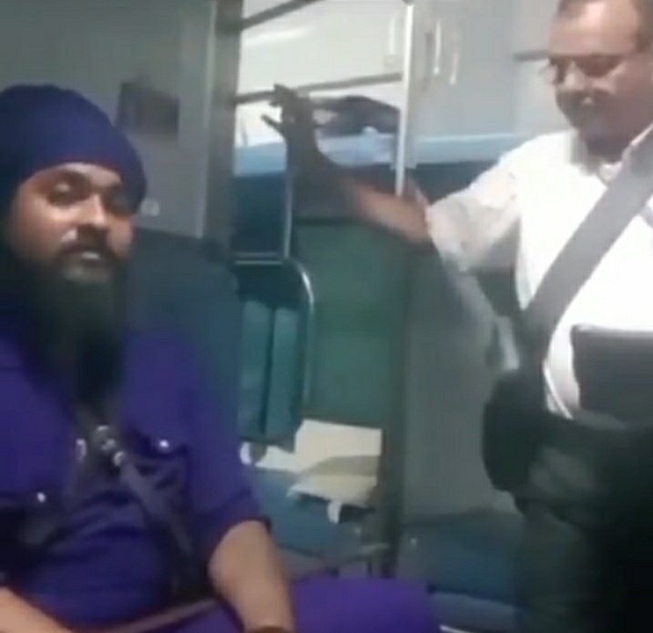 पंजाब जा रही एक ट्रेन में टीसी साहब ने थर्ड एसी में बैठकर यात्रा कर रहा निहांग सिख से टिकट पूछ लिया.

यह वीडियो सोशल मीडिया पर जमकर वायरल है. टीसी अपनी ड्यूटी निभाते हुए टिकट दिखाने की मांग कर रहा है.

निहांग सिख जवाब देता है टिकट की क्या जरूरत है. तू है कौन टिकट पूछने वाला. मैं