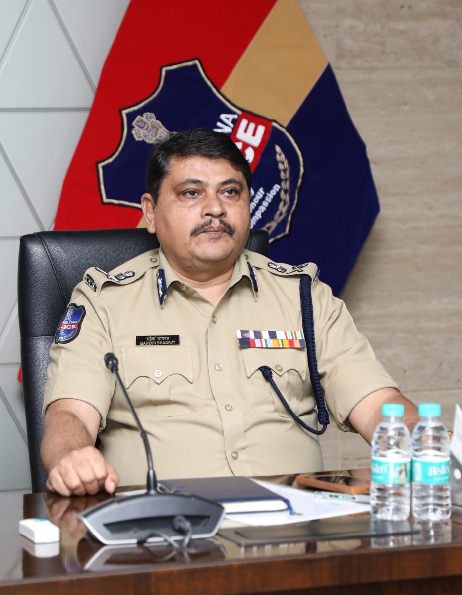 Telangana Police (@telanganacops) on Twitter photo రాష్ట్రంలో ఎరువుల కొరత, బ్లాక్ మార్కెటింగ్, అంతర్రాష్ట్ర సరిహద్దు చెక్పోస్టులు, జిల్లాస్థాయి టాస్క్ఫోర్స్ అంశాలపై వ్యవసాయశాఖ మంత్రి తుమ్మల నాగేశ్వరరావు సమీక్ష నిర్వహించారు. ఈ సమావేశంలో <a href="/MaheshBhagwat95/">Mahesh Bhagwat IPS</a> , మల్టీ జోన్–II IG తఫ్సీర్ ఇక్బాల్ IPS, AIG (L&O) రమణ కుమార్ పాల్గొన్నారు. రాష్ట్రంలో ఎరువుల కొరత, బ్లాక్ మార్కెటింగ్, అంతర్రాష్ట్ర సరిహద్దు చెక్పోస్టులు, జిల్లాస్థాయి టాస్క్ఫోర్స్ అంశాలపై వ్యవసాయశాఖ మంత్రి తుమ్మల నాగేశ్వరరావు సమీక్ష నిర్వహించారు. ఈ సమావేశంలో <a href="/MaheshBhagwat95/">Mahesh Bhagwat IPS</a> , మల్టీ జోన్–II IG తఫ్సీర్ ఇక్బాల్ IPS, AIG (L&O) రమణ కుమార్ పాల్గొన్నారు.