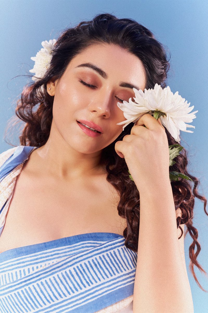 iam_anchalsingh's tweet image. There&apos;s a calm woven in hand block prints,a remembrance of d earth &amp;amp; d patient hands that touched it before me.As I drape these stories,I feel myself dissolve into something larger,a rhythm of craft &amp;amp; spirit that reminds me that beauty is always in d becoming.