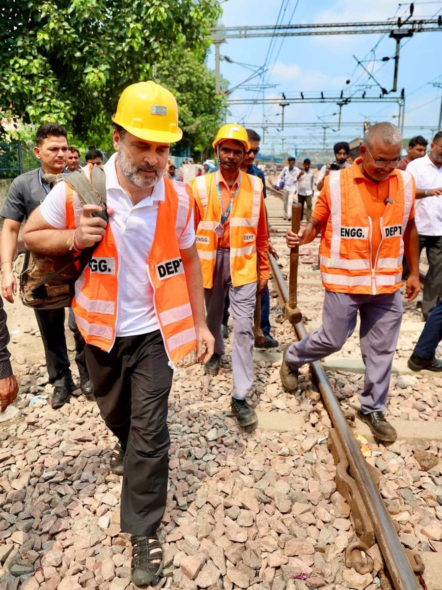 आज शिक्षित ट्रैकमैन जवाब मांग रहा है कि आज तक ट्रैकमैन को विभागीय भर्ती से क्यों वंचित रखा गया।
ट्रैकमैन आज भी महादलित है
बदलते समय की यही पुकार है 
ट्रैकमैन को भी LDCE का अधिकार है
#Justice_For_Trackman #Ldce_Open_To_All
<a href="/RahulGandhi/">Rahul Gandhi</a> <a href="/PMOIndia/">PMO India</a>  <a href="/AshwiniVaishnaw/">Ashwini Vaishnaw</a> <a href="/AIRTUINDIA/">AIRTU 🇮🇳</a>