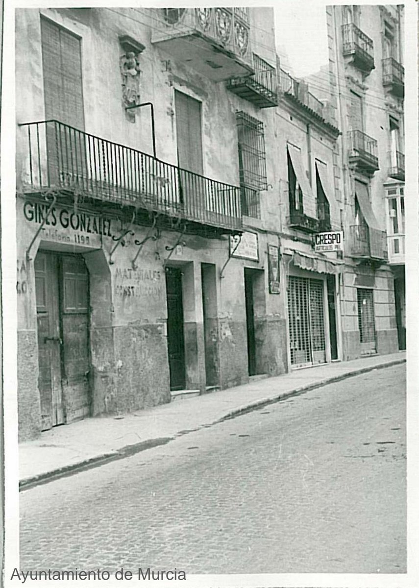 En la calle de La Merced de Murcia se conocieron en 1933 Federico García Lorca y Miguel Hernández.