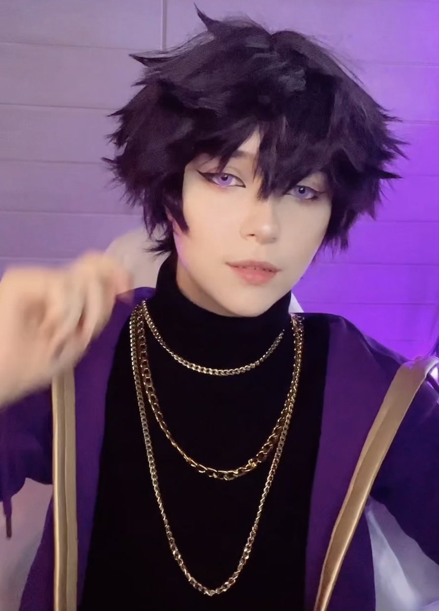 violet_cos's tweet photo. just a little reminder how awkward cosplayers actually look right before doing a flirty cosplay transition :,) #shxtou https://t.co/cCPigwsCTO