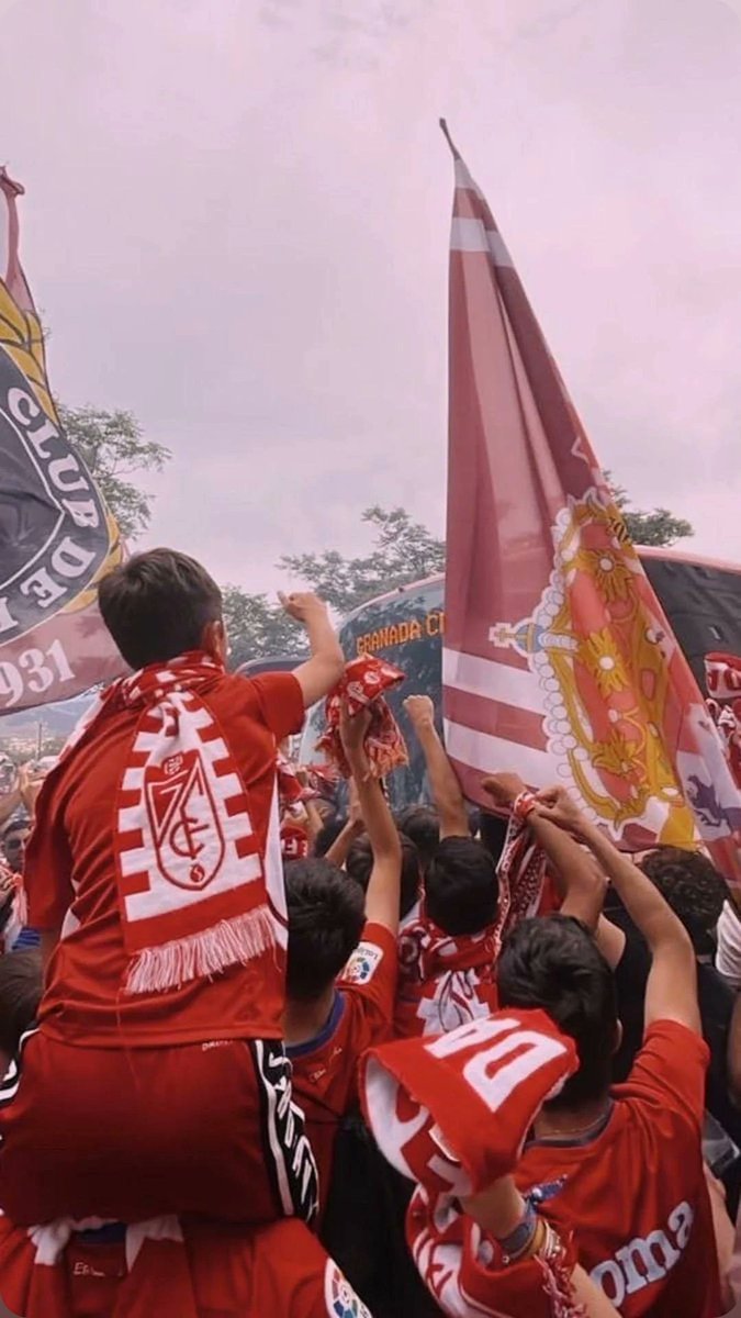 sergiiooo_05's tweet photo. cuando va a haber una movilización grande?!! jooder q están matando a nuestro escudo, a nuestro sentimiento 
HAY QUE HACER ALGO YA!! NO PODEMOS DEJAR QUE JUEGUEN MAS CON NOSOTROS!!!
EL GRANADA ES NUESTRO DE LOS AFICIONADOS ❤️🤍😮‍💨 https://t.co/oGwfylADZA