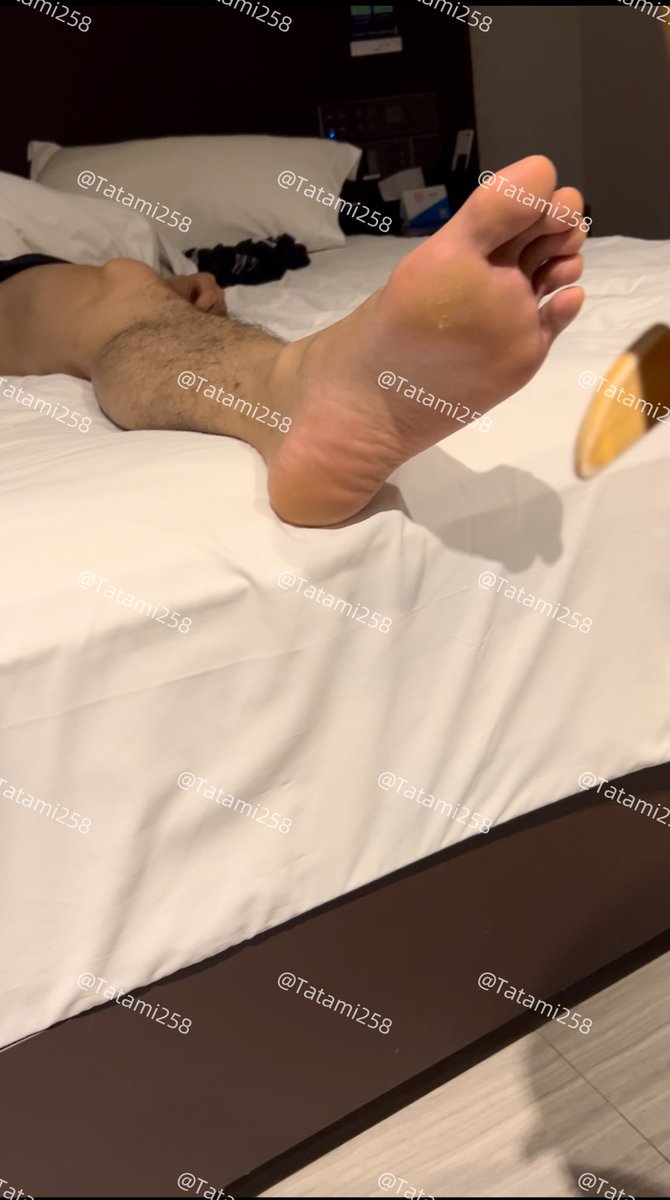是不是篮球体育生，看脚底板的茧就知道了，这可不是一天两天形成的！那些细皮嫩肉，穿个短裤，袜子一尘不染，抱个篮球就说自己是篮球体育生了，笑死个人！