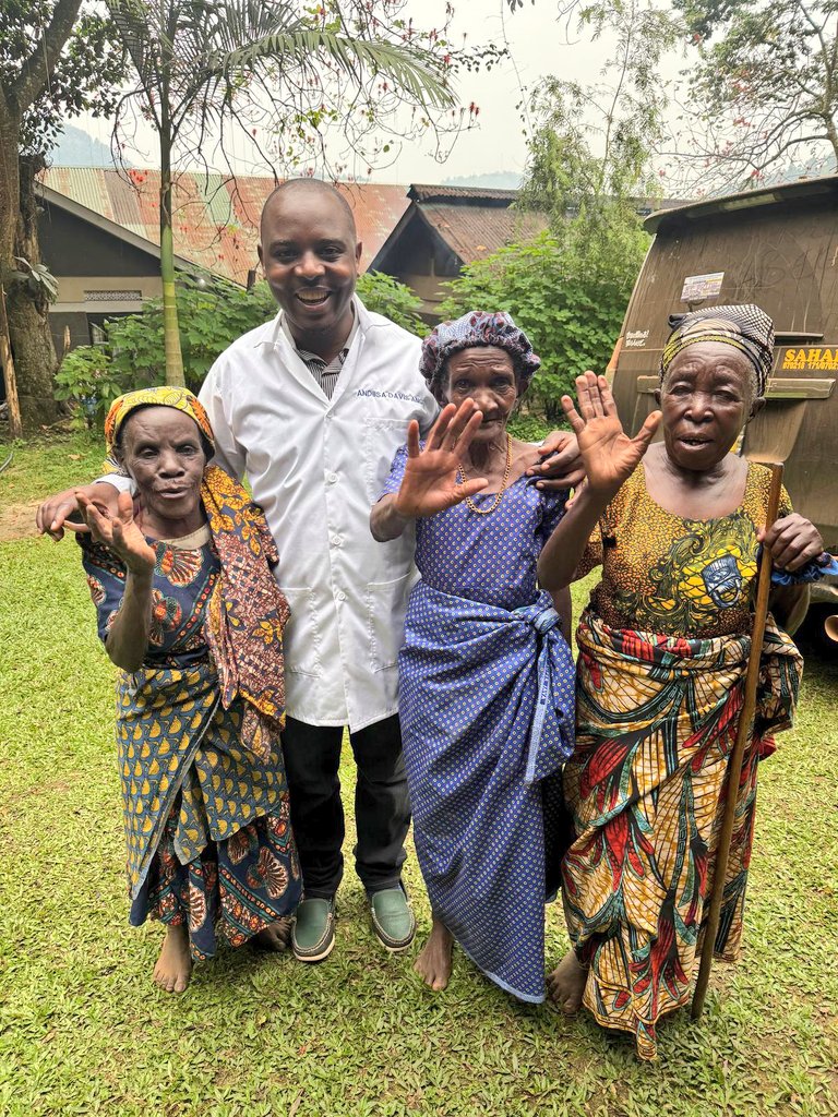 BwindiHospital's tweet image. 🌟Community Nurse Spotlight: Davis Andiisa🌟

Meet Davis Andiisa, a Community Nurse at Bwindi Community Hospital

Davis is one of our devoted community nurses who has been working at Bwindi Community Hospital for the past 10 years.

#Bwindihospital