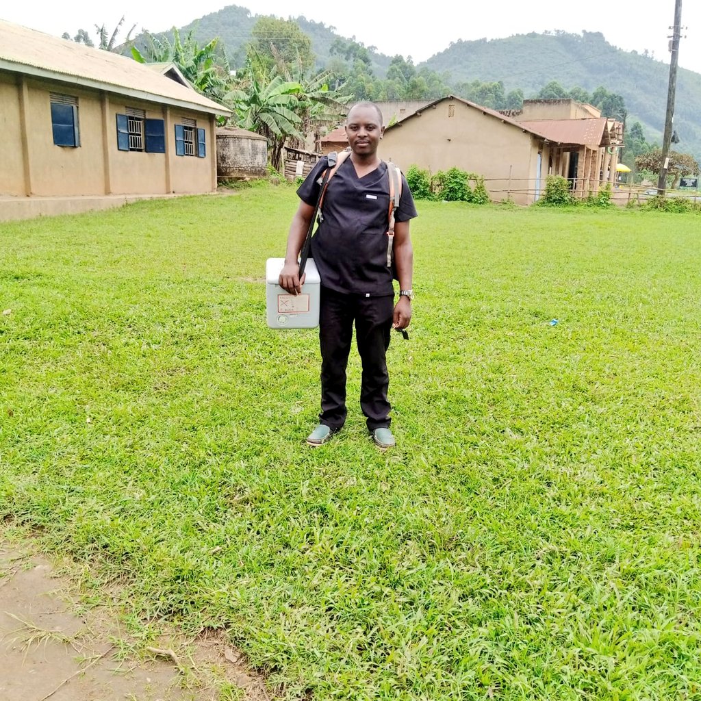 BwindiHospital's tweet image. 🌟Community Nurse Spotlight: Davis Andiisa🌟

Meet Davis Andiisa, a Community Nurse at Bwindi Community Hospital

Davis is one of our devoted community nurses who has been working at Bwindi Community Hospital for the past 10 years.

#Bwindihospital