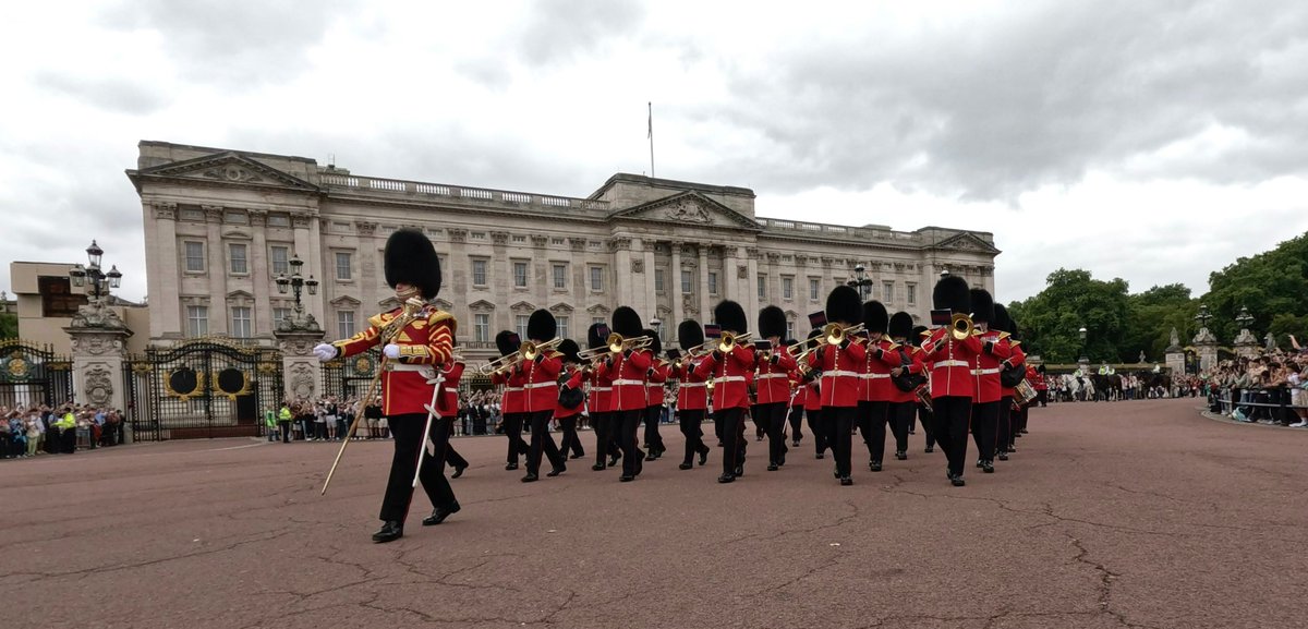 MPSRoyal_Parks's tweet photo. What's this grey stuff doing up above?☁️

On cloudy days like this, at least we can count on The Scots &amp; Welsh Guards with The Kings Life Guards to bring us some brightness  💂‍♂️

Thx to all involved! 

#london #buckinghampalace #guardchange #changingoftheguards @MPSCommunities https://t.co/EOlshCIOAZ
