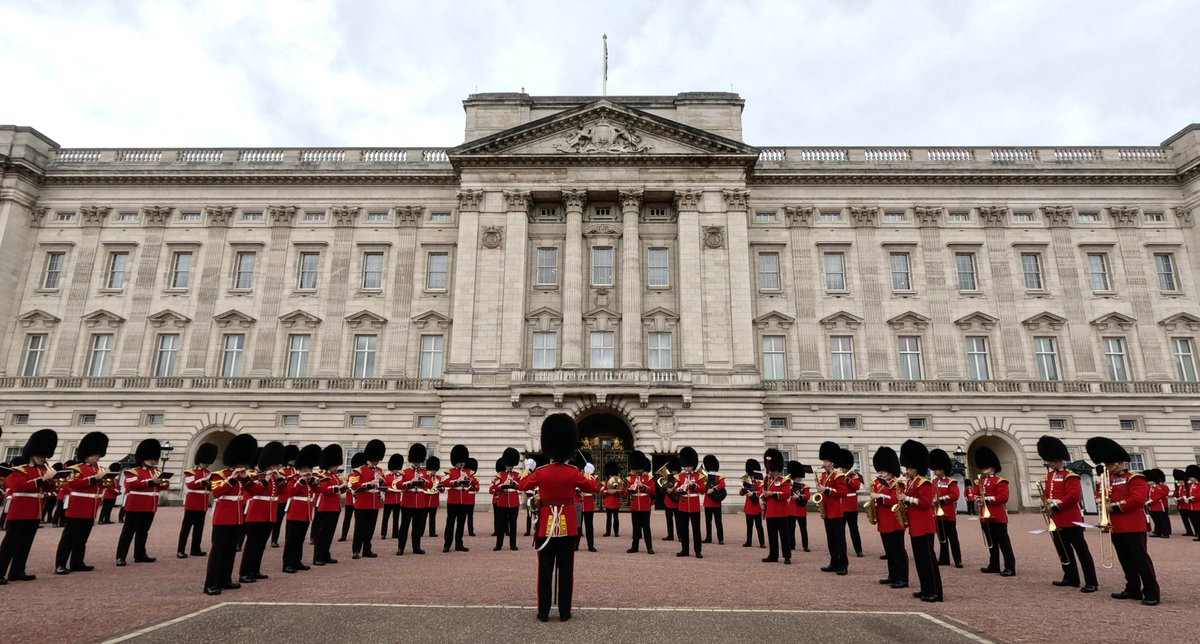 MPSRoyal_Parks's tweet photo. What's this grey stuff doing up above?☁️

On cloudy days like this, at least we can count on The Scots &amp; Welsh Guards with The Kings Life Guards to bring us some brightness  💂‍♂️

Thx to all involved! 

#london #buckinghampalace #guardchange #changingoftheguards @MPSCommunities https://t.co/EOlshCIOAZ
