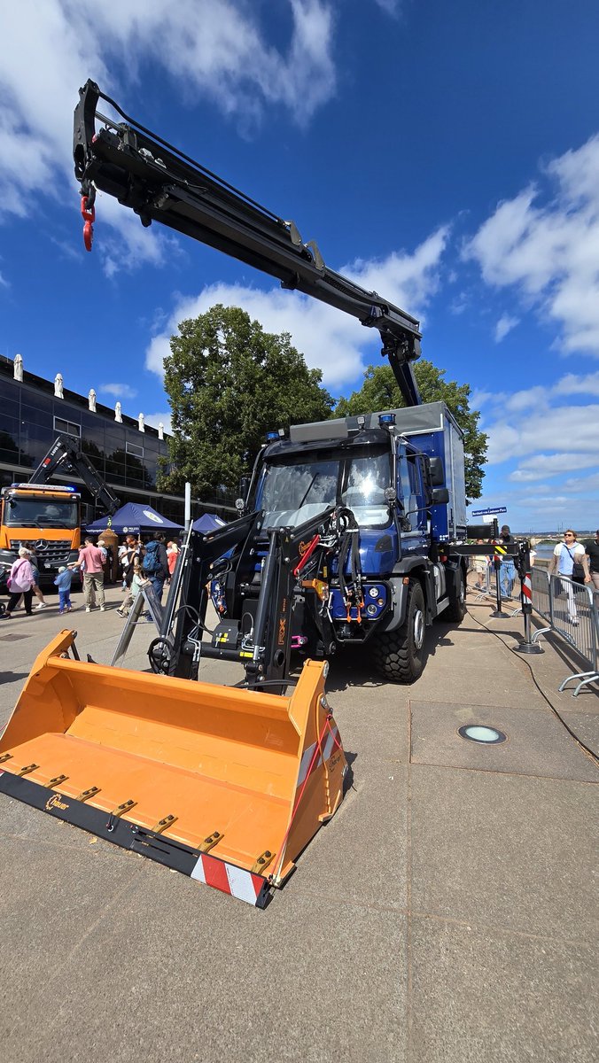 Mit dem BMW hatte die <a href="/bpol_pir/">Bundespolizei in Mitteldeutschland</a>
beim #CanalettoStadtfest nen Volltreffer gelandet, der war mega beliebt bei den Kids. 😅 War gar nicht so leicht nen Foto zu bekommen. 

Und gehört das Sonderfahrzeug eigentlich zu Euch oder zur <a href="/bpol_bepo/">Bundesbereitschaftspolizei</a>, bin mir gerade nicht mehr so sicher. 🤔