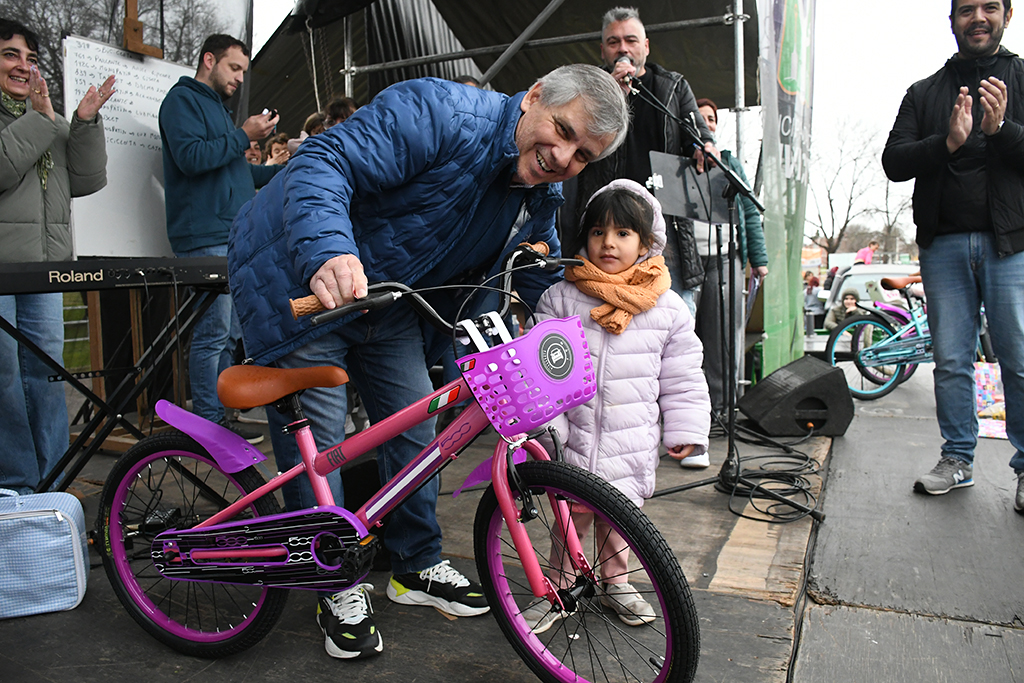 #Chivilcoy Gran celebración del Día de la Niñez en el Polideportivo Municipal <a href="/BritosGuillermo/">Guillermo Britos</a> laprovincianews.com.ar/gran-celebraci…
