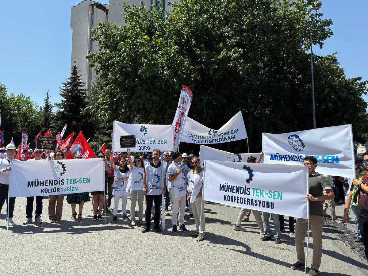 MuhTekBuro's tweet photo. 📢Mesleğimizin onuru ve emeğimizin karşılığını alabilmek için tepkimizi sosyal mecralarda olduğu gibi sahada da ortaya koyuyoruz. 
📌Bu haklı mücadelenin başarıya ulaşmasında emeği geçen tüm meslektaşlarımıza müteşekkiriz.
📌8. Dönem Toplu Sözleşme görüşmelerinin neticesinde mühendisler başta olmak üzere tüm Teknik Hizmetler Sınıfını kapsayan iyileştirmeler yapılmalıdır.
📌 Mühendislik ve Mimarlık Meslek Kanunu bir an evvel çıkarılmalı, teknik personelin itibarı iade edilip hak ettiği değer verilmelidir.
@MuhTekSen_Konf 
@MuhTekSenUlasim
@MuhTekSenSagSos 
@MuhTekBayindir 
@MuhTekYerelYntm
@muhteksenkultur 
@MuhTekBuro 
@MuhTekTrmOrmn 
@KaMuhEnerjiSen