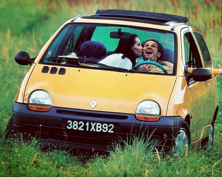 bujimeme's tweet photo. Bi tane twingo alıp manitayla çanakkale'den başlayıp bütün egeyi akdeniz'i gezme hayali ama anayollara girmeden, acele etmeden 💛 https://t.co/2rSjDwWXEg