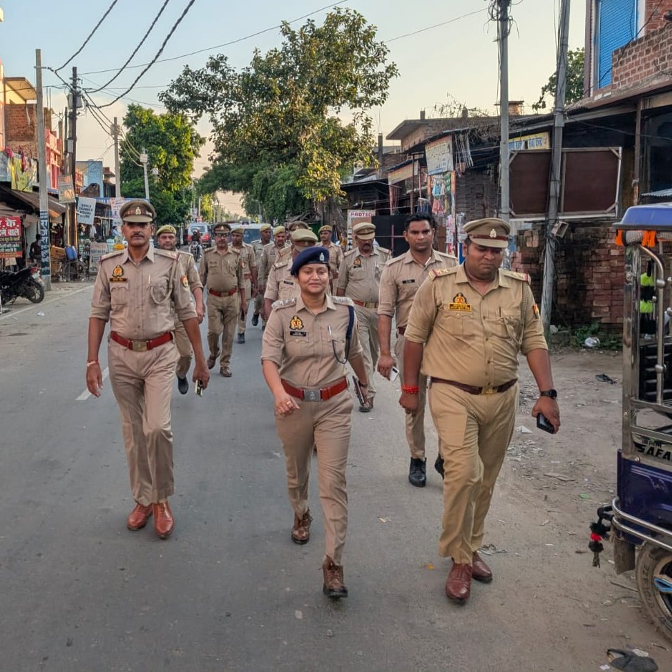 आगामी पर्व गणेश चतुर्थी के दृष्टिगत क्षेत्र में शांति एवं सुरक्षा व्यवस्था को अक्षुण्य बनाये रखने हेतु आज दिनांक 18.08.2025 को श्रीमती सोनम सिंह क्षेत्राधिकारी महोदया सफीपुर द्वारा थानाध्यक्ष माखी मय पुलिस बल के साथ थाना माखी क्षेत्रान्तर्गत कस्बा चकलवंशी में पैदल गस्त की गयी।