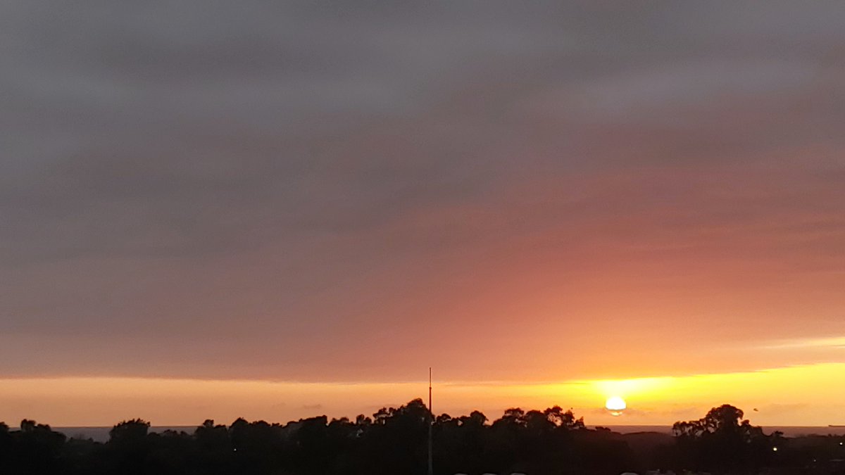 El Sol bajo un manto de nubes.
Hoy a las 7:33 hs. ☀️
