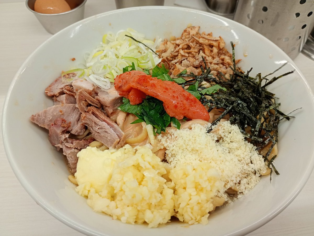 (ﾟ∀ﾟ)きたきたー！うまそー！RAMEN.R長居店限定明太バターまぜそば！タタタタたいが氏🐯のオリジナル麺２作目！＼(^o^)／明太子にバター、海苔な醤油ダレとかもう丸の内のOLのオシャレなランチパスタやで！たいが氏実はOLだった説！＼(^o^)／しかし見てくださいよこの色とりどりの美しいビジュ！