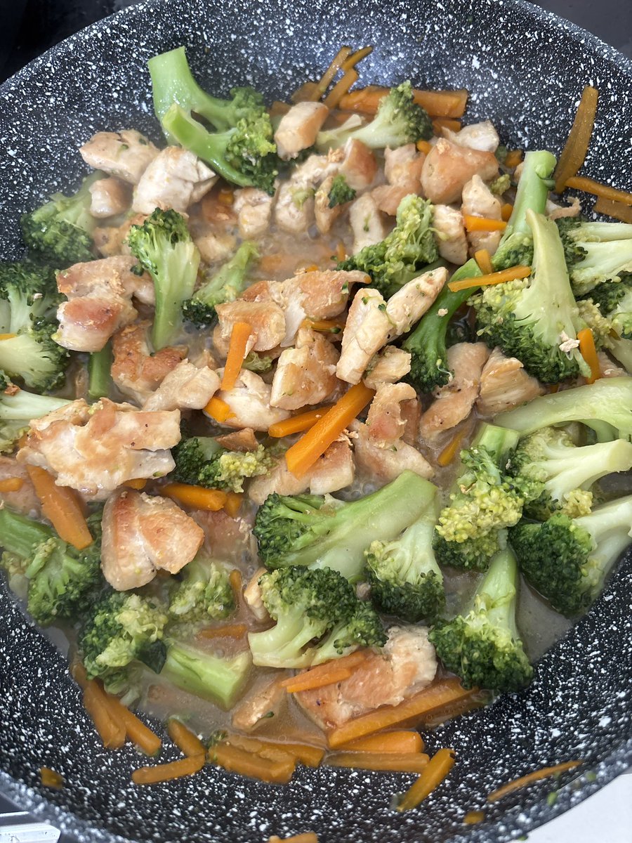 Doesn’t matter if I’m sick 🤒 the house still has to shine and the food has to be cooked for my fiancé ❤️ I get help, but if it’s not done with my own hands, it just doesn’t feel the same 🍲✨