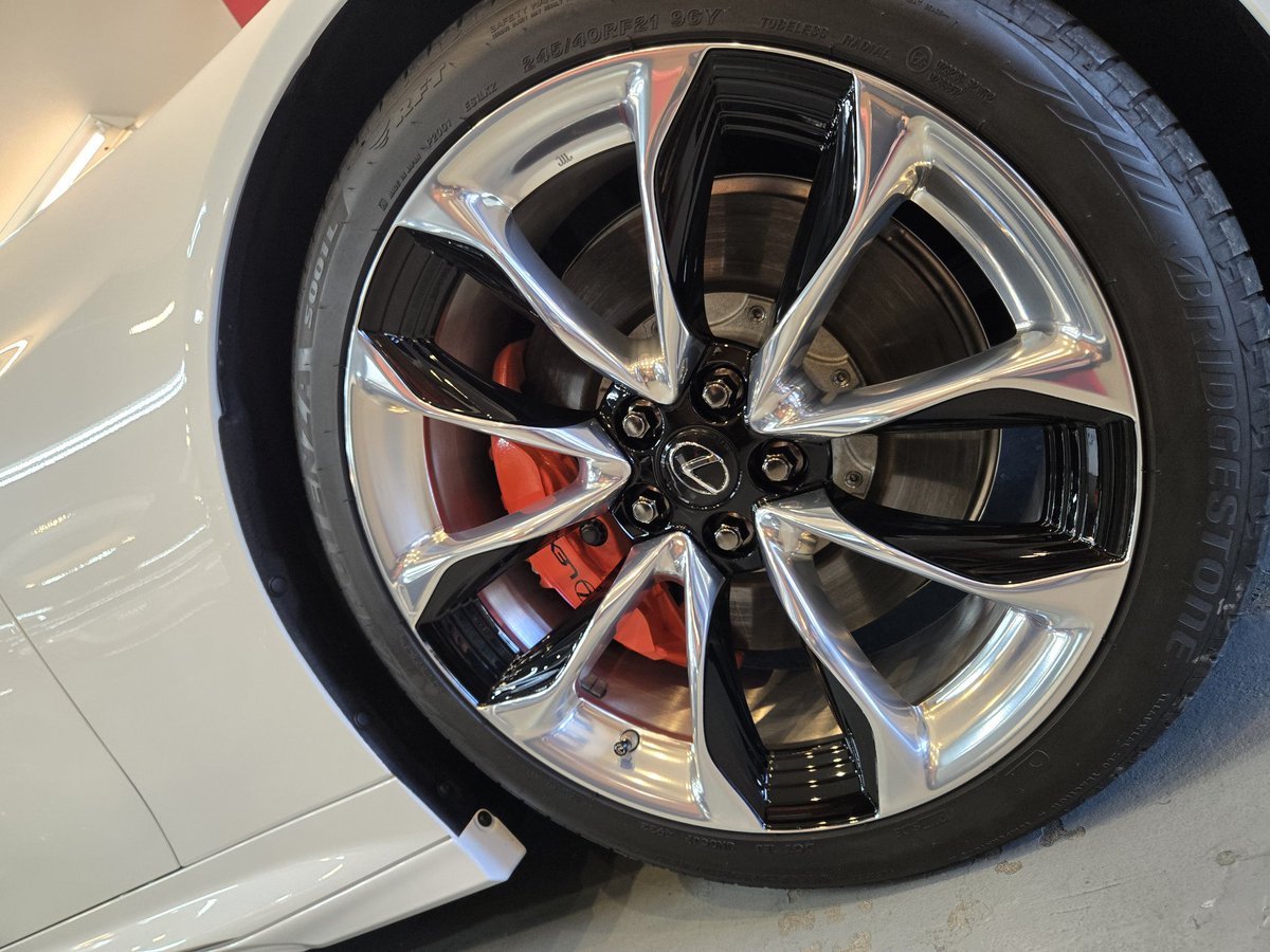 riki8105's tweet photo. 先日はBMW 440iコーティングメンテナンス施工させて頂きました✨コーティング施工当初の艶感を維持できております👌只今入庫中のLC500はボディの下地洗浄を終え、幌とホイールのコーティングが完了しました☺️ https://t.co/jMKiFeh7wc