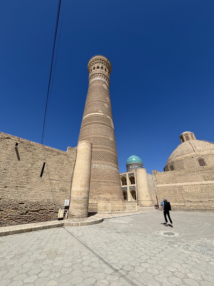 長男からウズベキスタンの写真が送られてきた。イスラム寺院だろうか？空の蒼さが違う。週末はトルクメニスタンに行くらしい。羨ましすぎる！
