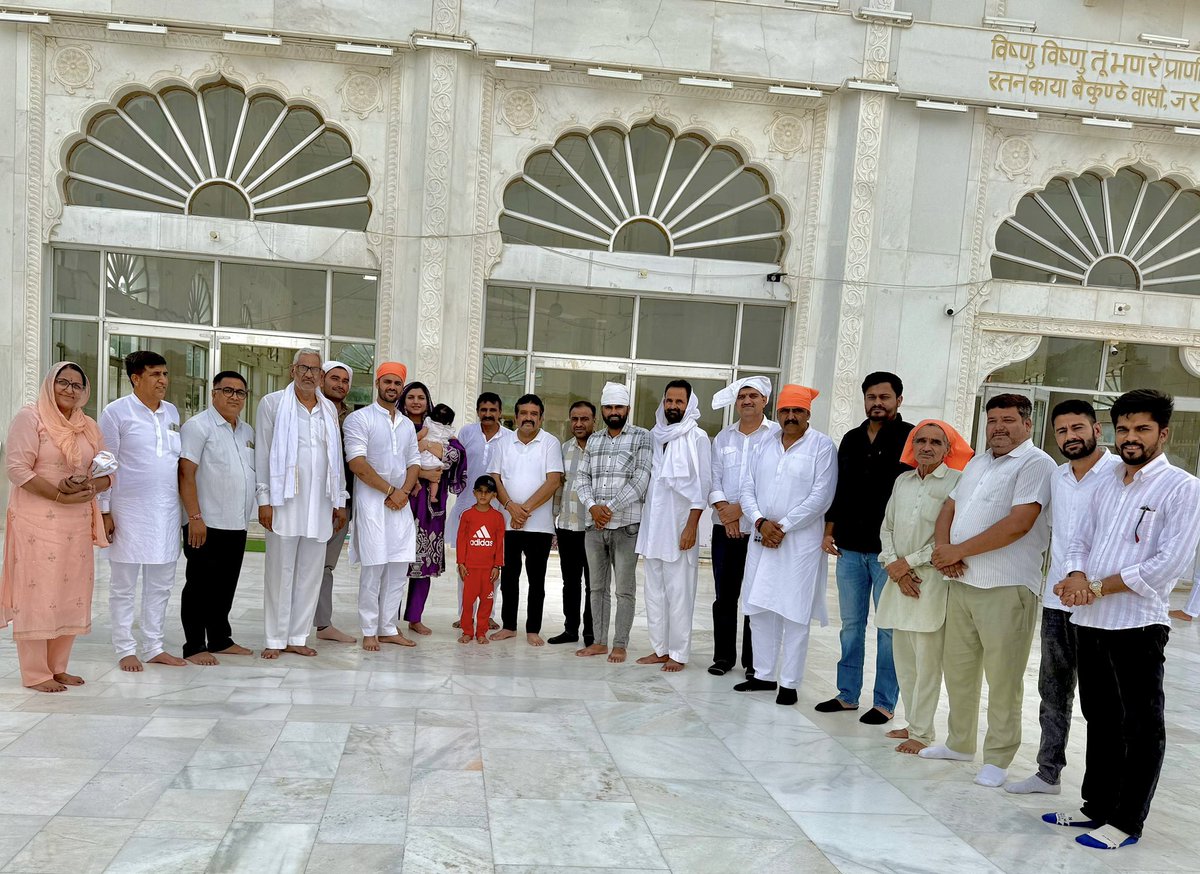 Bhavya Bishnoi (@bbhavyabishnoi) on Twitter photo आज परी और मैं, वेदा के लिए गुरु जंभेश्वर भगवान जी से आशीर्वाद लेने मुक्तिधाम मुकाम पहुँचे। परमात्मा से प्रार्थना की कि वेदा का जीवन सदैव ज्ञान, करुणा और धर्म के प्रकाश से आलोकित रहे। गुरु महाराज की कृपा हम पर और समस्त समाज पर सदा बनी रहे। #Mukam आज परी और मैं, वेदा के लिए गुरु जंभेश्वर भगवान जी से आशीर्वाद लेने मुक्तिधाम मुकाम पहुँचे। परमात्मा से प्रार्थना की कि वेदा का जीवन सदैव ज्ञान, करुणा और धर्म के प्रकाश से आलोकित रहे। गुरु महाराज की कृपा हम पर और समस्त समाज पर सदा बनी रहे। #Mukam