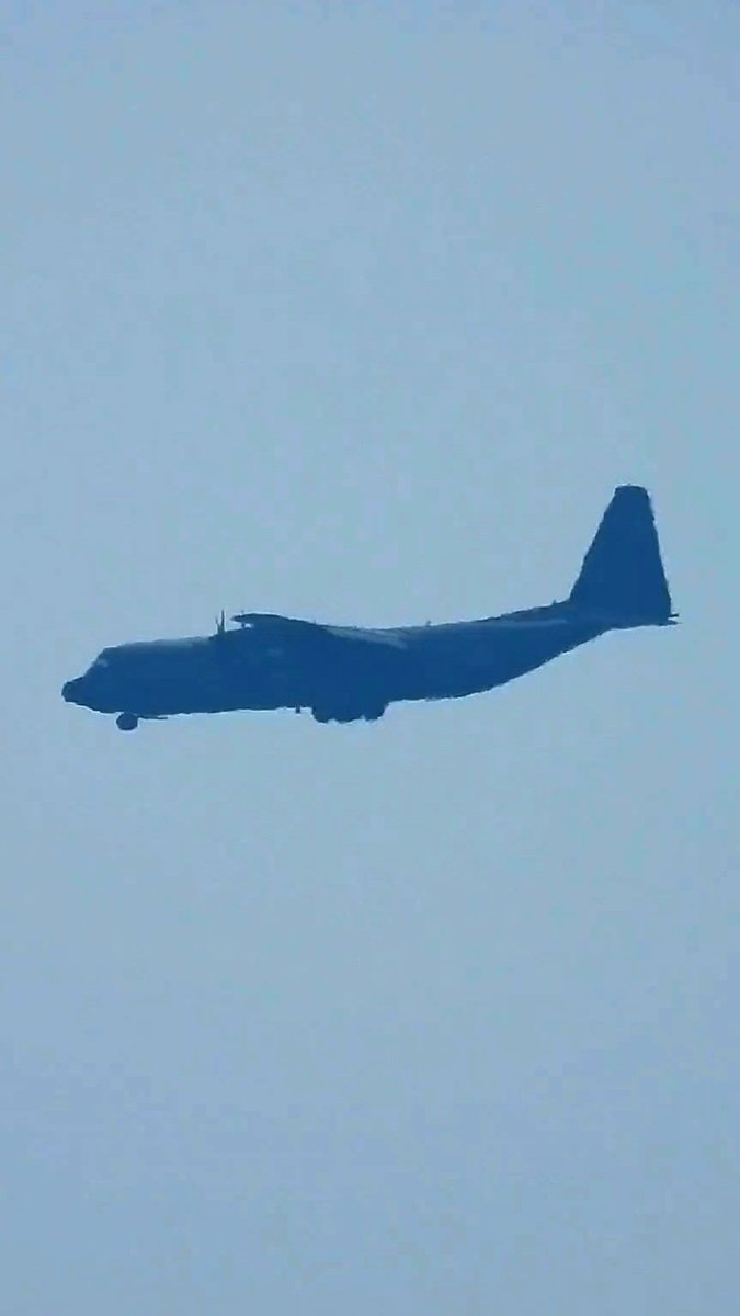 LebanonJets's tweet photo. #Italy AirForce C130 #MM62195 from Pisa into Beirut as #IAM4668 hex #33FFE1 fly in every week or two into Lebanon for over 1,000 Italian troops in #UNIFIL https://t.co/wbq4yg4z0M