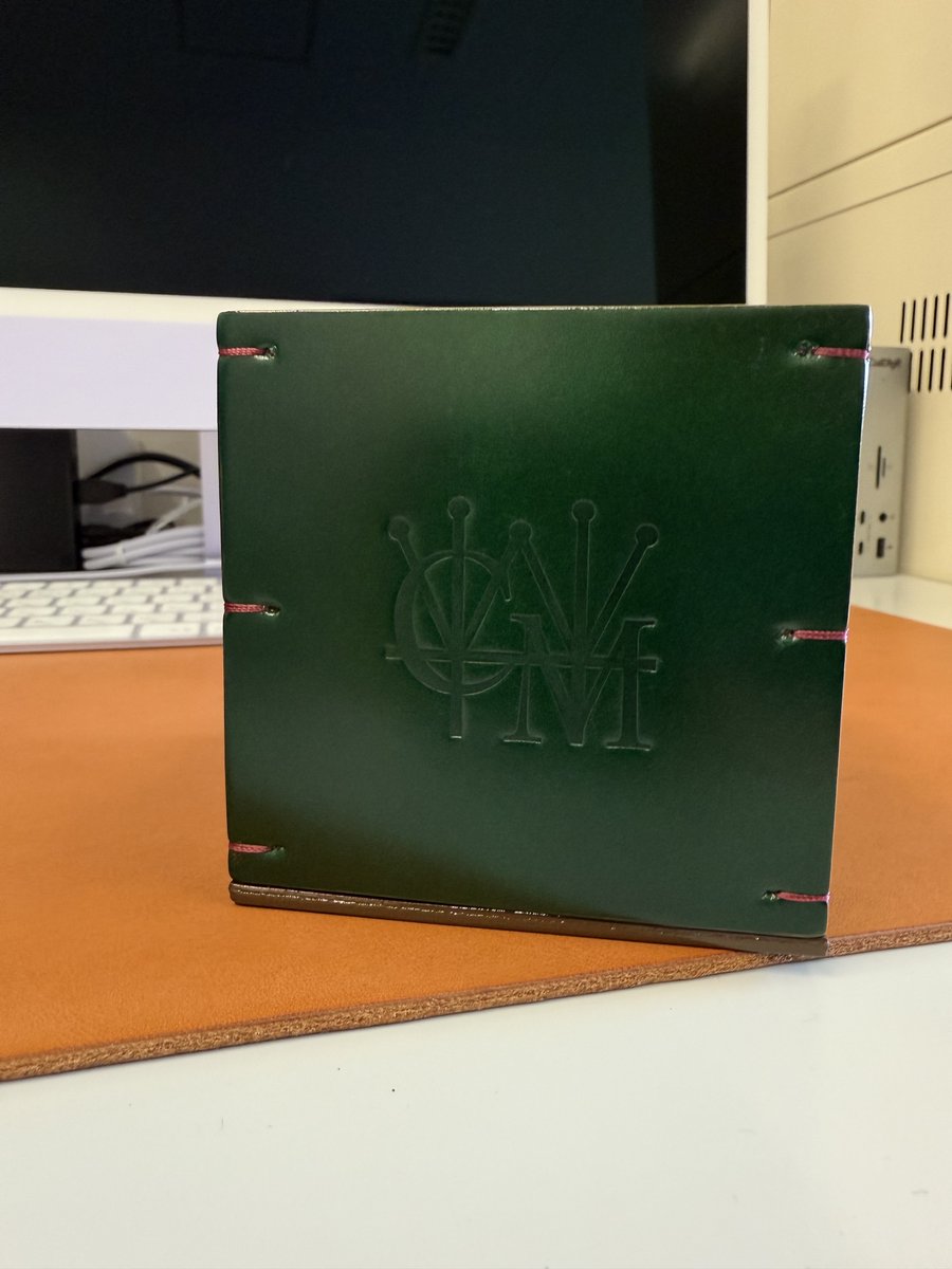 Koda_Laboratory's tweet photo. 良いものを使って気持ちを高めて:HERZ社のデスクマットに続き、共用デスクにココマイスター社のペン立て(外装, 水染コードバン(グリーンプラネット); 内装, オークバーク(ワインバレル))を導入しました。
#COCOMEISTER #MadeInJapan #水染コードバン #オークバーク https://t.co/quye0oc8wm