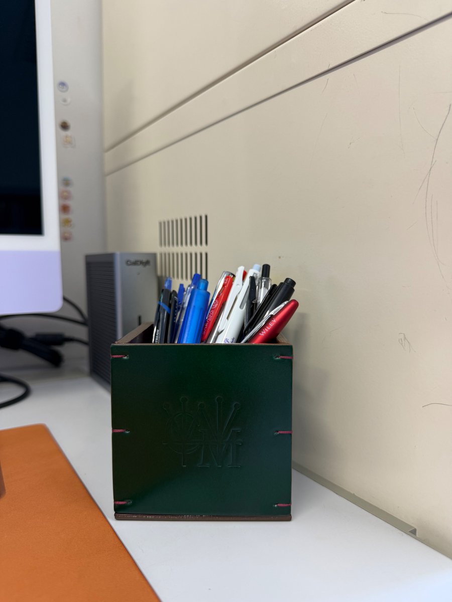 良いものを使って気持ちを高めて：HERZ社のデスクマットに続き、共用デスクにココマイスター社のペン立て(外装, 水染コードバン(グリーンプラネット); 内装, オークバーク(ワインバレル))を導入しました。
#COCOMEISTER #MadeInJapan #水染コードバン #オークバーク