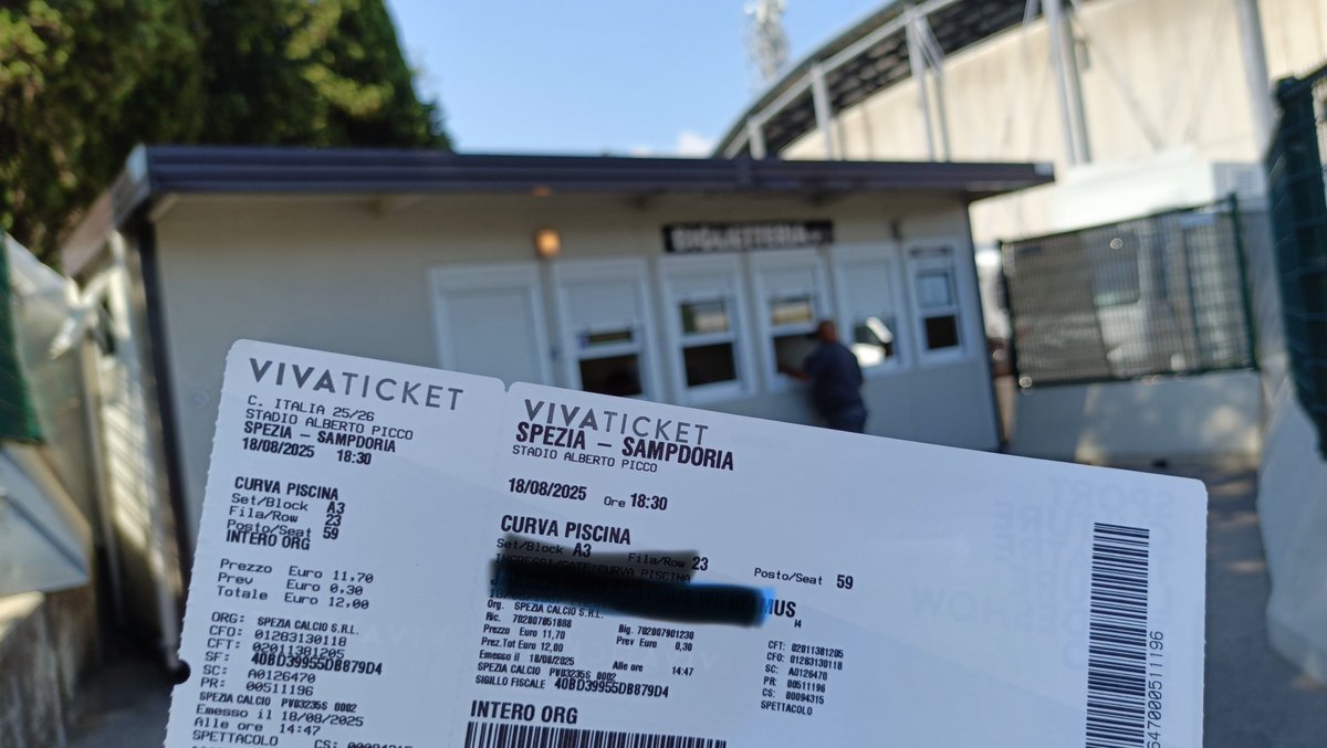 PuckJansen1954's tweet photo. Hele week bezig geweest een ticket te scoren voor #Spezia #Sampdoria Online was het niet mogelijk (risico wedstrijd) dan is een #FidelityCard nodig. Bij geen enkele Tabacchi was het, alleen in Spezia, maar ook gesloten. Nu gewoon #oldskool er een gescoord aan het stadion https://t.co/MDRVE6nPY8