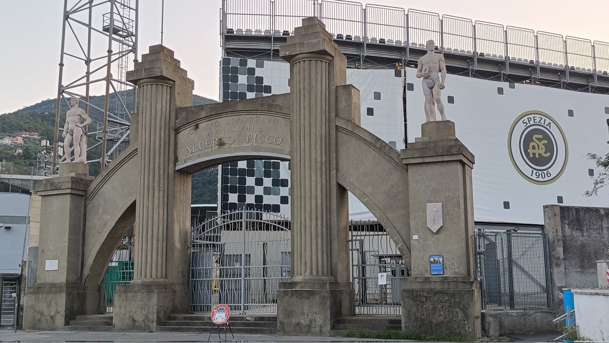 PuckJansen1954's tweet photo. Hele week bezig geweest een ticket te scoren voor #Spezia #Sampdoria Online was het niet mogelijk (risico wedstrijd) dan is een #FidelityCard nodig. Bij geen enkele Tabacchi was het, alleen in Spezia, maar ook gesloten. Nu gewoon #oldskool er een gescoord aan het stadion https://t.co/MDRVE6nPY8