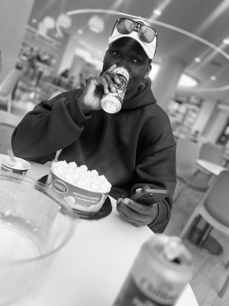 Laissez moi d’abord manger mon gateau d’anniversaire 🎉🎊aujourd’hui 🤣🤣🙏🏾