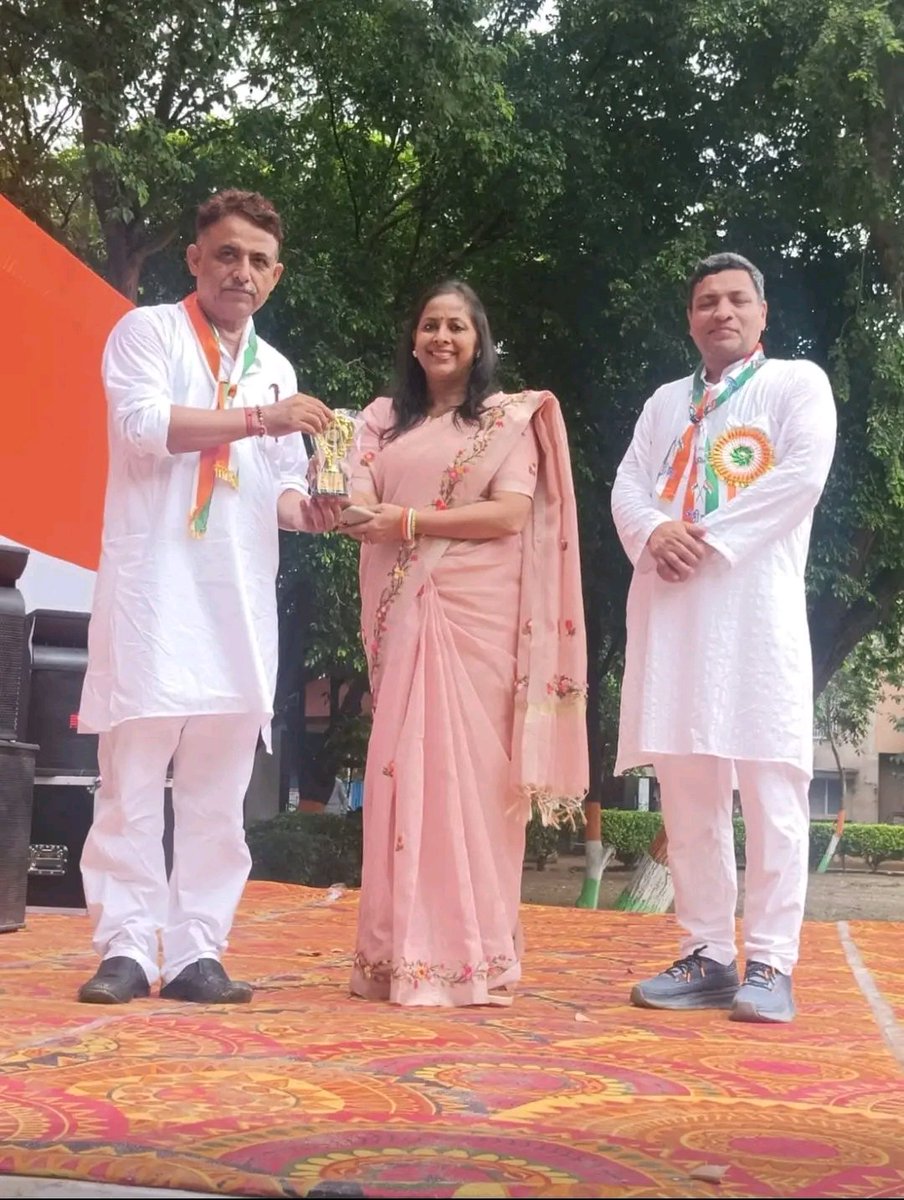 SaveIndirapuram's tweet photo. Recognition of co-founders on this Independence Day by RWAs 
1) Shipra Sun City (Phase 2, Indirapuram) recognised Mrs. Tanu Agarwal 
2) Princess Park (Indirapuram) RWA did recognition of Dr Bharti Garg along with Other Plastic Warriors Team of Society https://t.co/ArhJhy9V8J