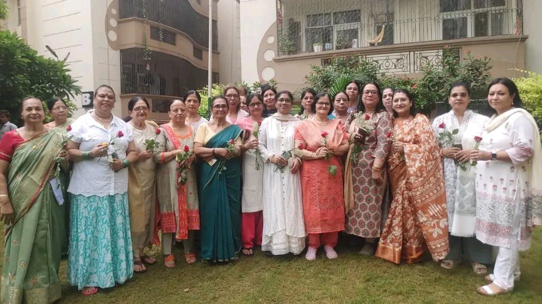 SaveIndirapuram's tweet photo. Recognition of co-founders on this Independence Day by RWAs 
1) Shipra Sun City (Phase 2, Indirapuram) recognised Mrs. Tanu Agarwal 
2) Princess Park (Indirapuram) RWA did recognition of Dr Bharti Garg along with Other Plastic Warriors Team of Society https://t.co/ArhJhy9V8J