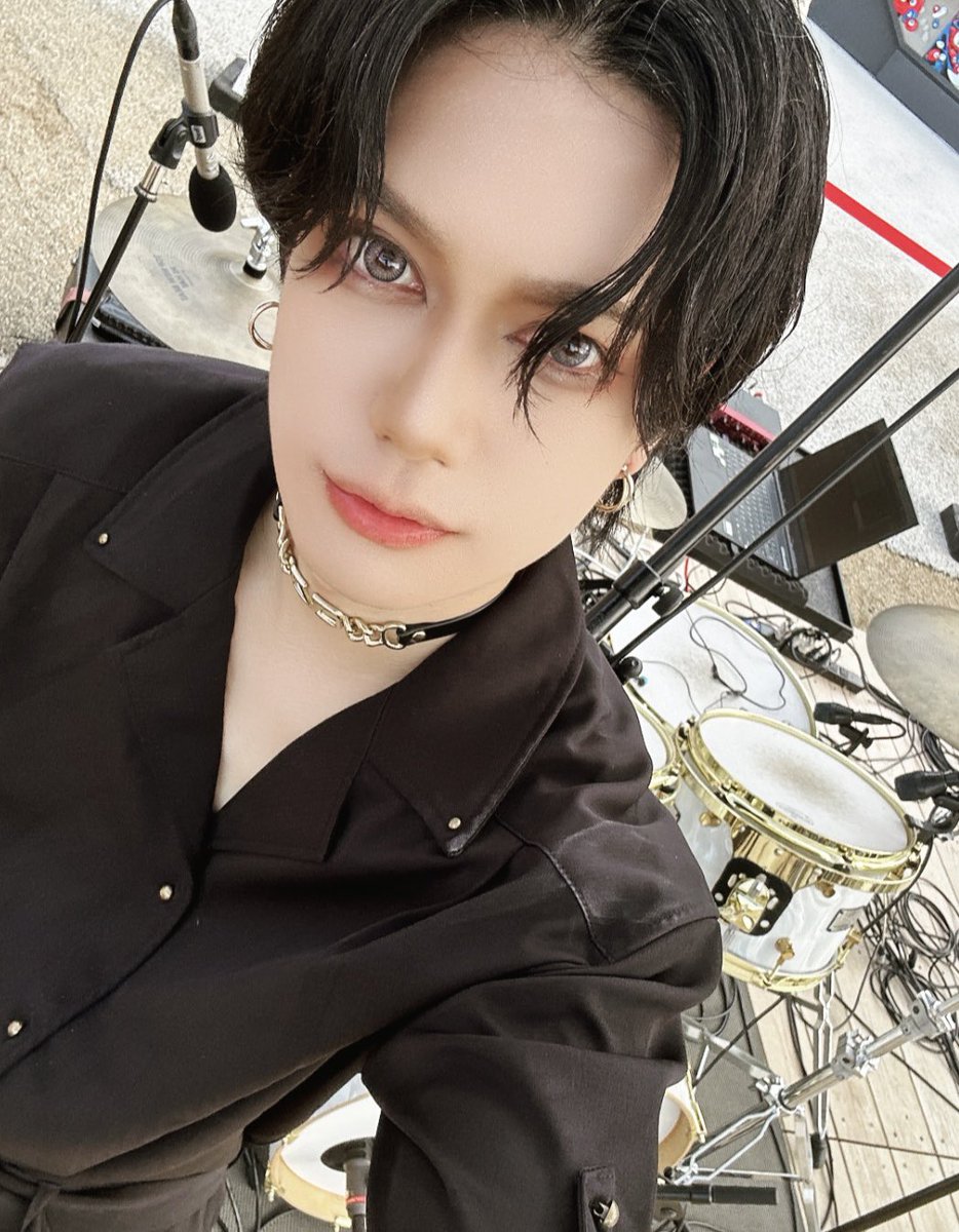 Iziori's tweet photo. ご縁があって
大阪万博の野外ステージにて
サポートドラマーとして出演してきました！

セッションや撮影でご一緒したBass.たらさんからお話しをいただき出演🎸✨

GuitarはなんとRYUさんと一緒🎸🔥

真夏の野外ステージで音楽ジャンルを超えたイベントだったよ。

とても貴重な経験となり感謝♕ https://t.co/QRV1GrhHIw