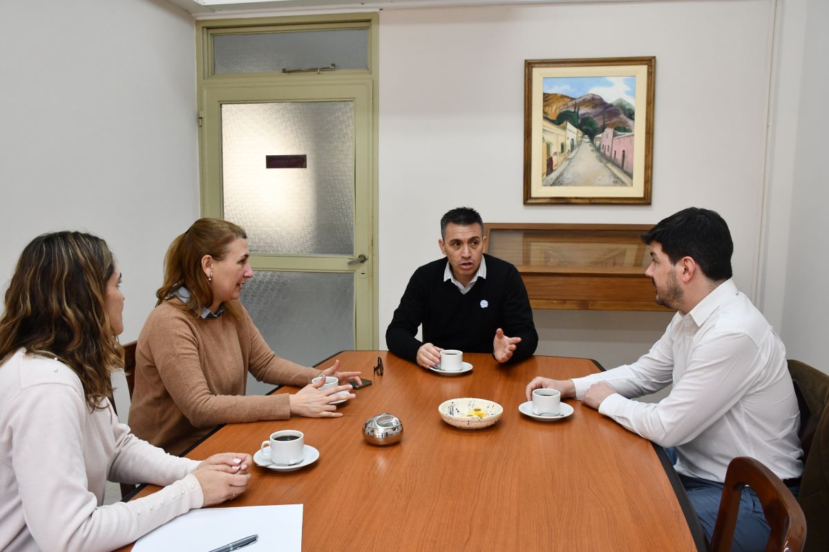 Exactas y Laboratorio Brizuela S.A. firmaron un convenio para fortalecer la cooperación tecnológica y profesional
exa.unrc.edu.ar/exactas-y-labo…