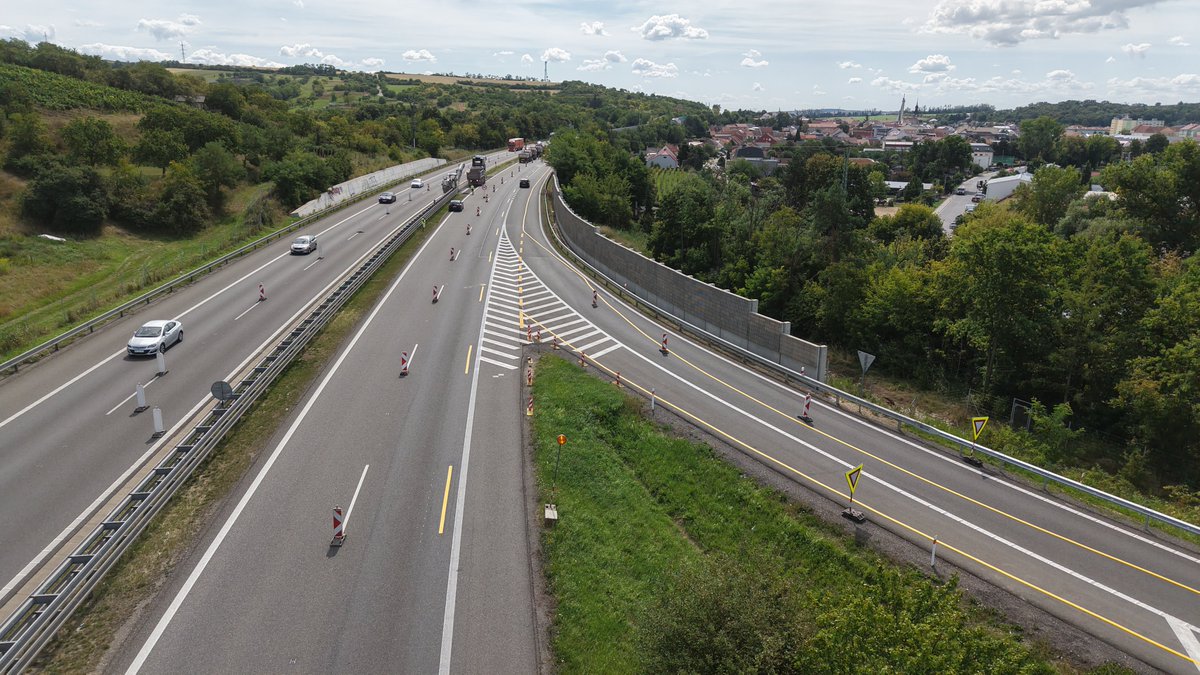 RSD_JHMoravsky's tweet photo. Provoz na D2 u Staroviček a Hustopečí je omezen do 1 jízd. pruhu v obou směrech. V rámci opravy 4 mostů rozšíříme střed. dělicí pás, abychom začátkem září mohli vést provoz v režimu 1+2. Letos opravíme 3 mosty viz mapka, poslední 4. u Staroviček příští rok na jaře. https://t.co/9fVbKtWCXf