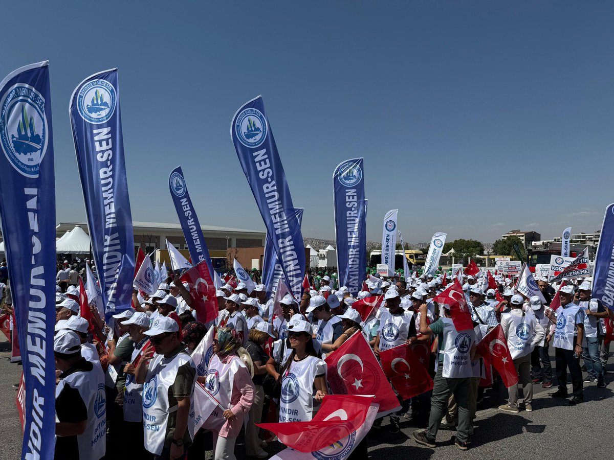huseyinnceyhan's tweet photo. 🚨 Kamu işvereninin yetersiz teklifine karşı, binlerce kamu görevlisiyle yürüyüşe geçti.

Adalet için, hakları için, emekleri için yürüyorlar!
#MemurMeydanda https://t.co/3OYyz0E9Ls