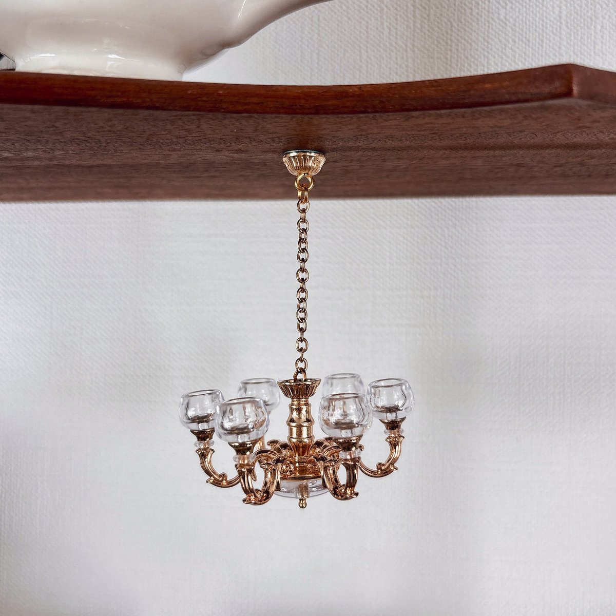 可愛すぎるガチャガチャ回した🕯️アンティーク調シリーズなんて物があるのね...🕰️おまけに金属シールが付いていて好きな場所に付けられるのも良き