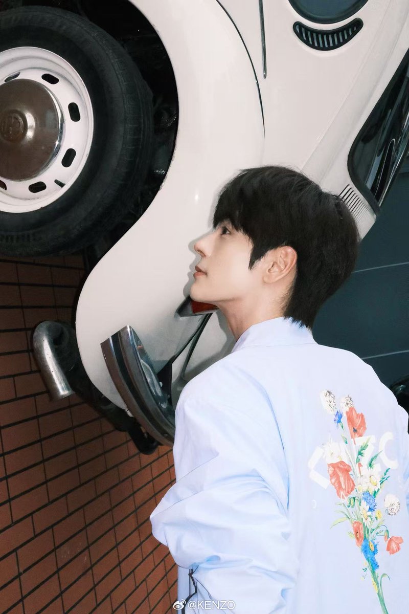 250818 KENZO 웨이보 🆙️ 

演员、歌手@魏哲鸣Miles 身穿KENZO 2025七夕系列印花衬衫，缤纷花束图案散发浪漫吸引力。#KENZONIGO##KENZO七夕#

#위철명 #魏哲鸣 #WeiZheming #MilesWei